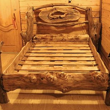 Кровать из бревен - 71 фото