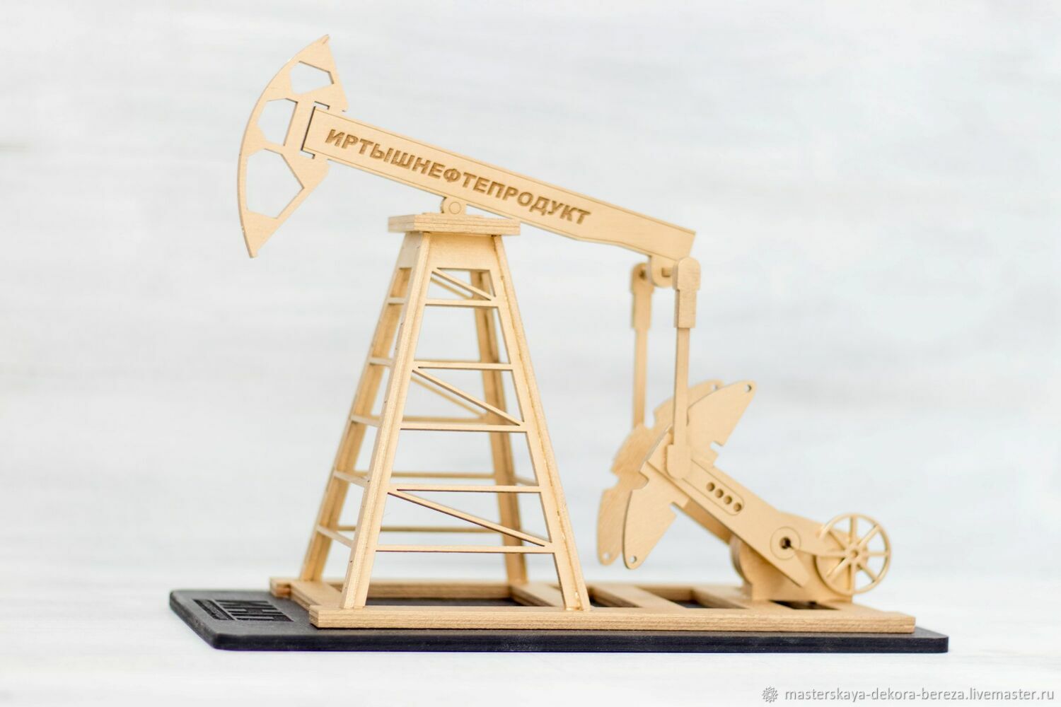 Статуэтка "Нефтяная качалка" из дерева с логотипом в интернет-магазине ...