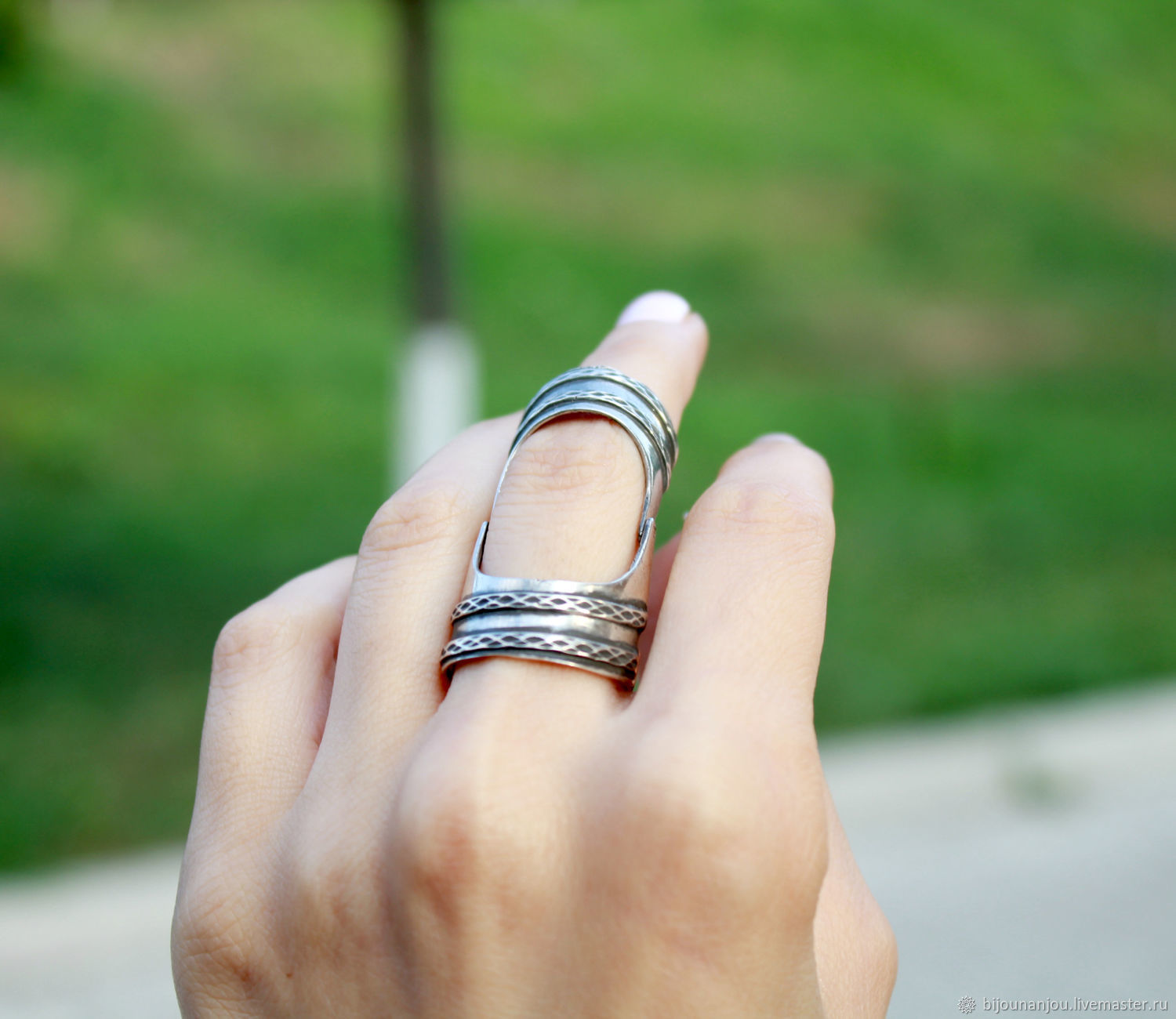 Кольца на пальцах серебро