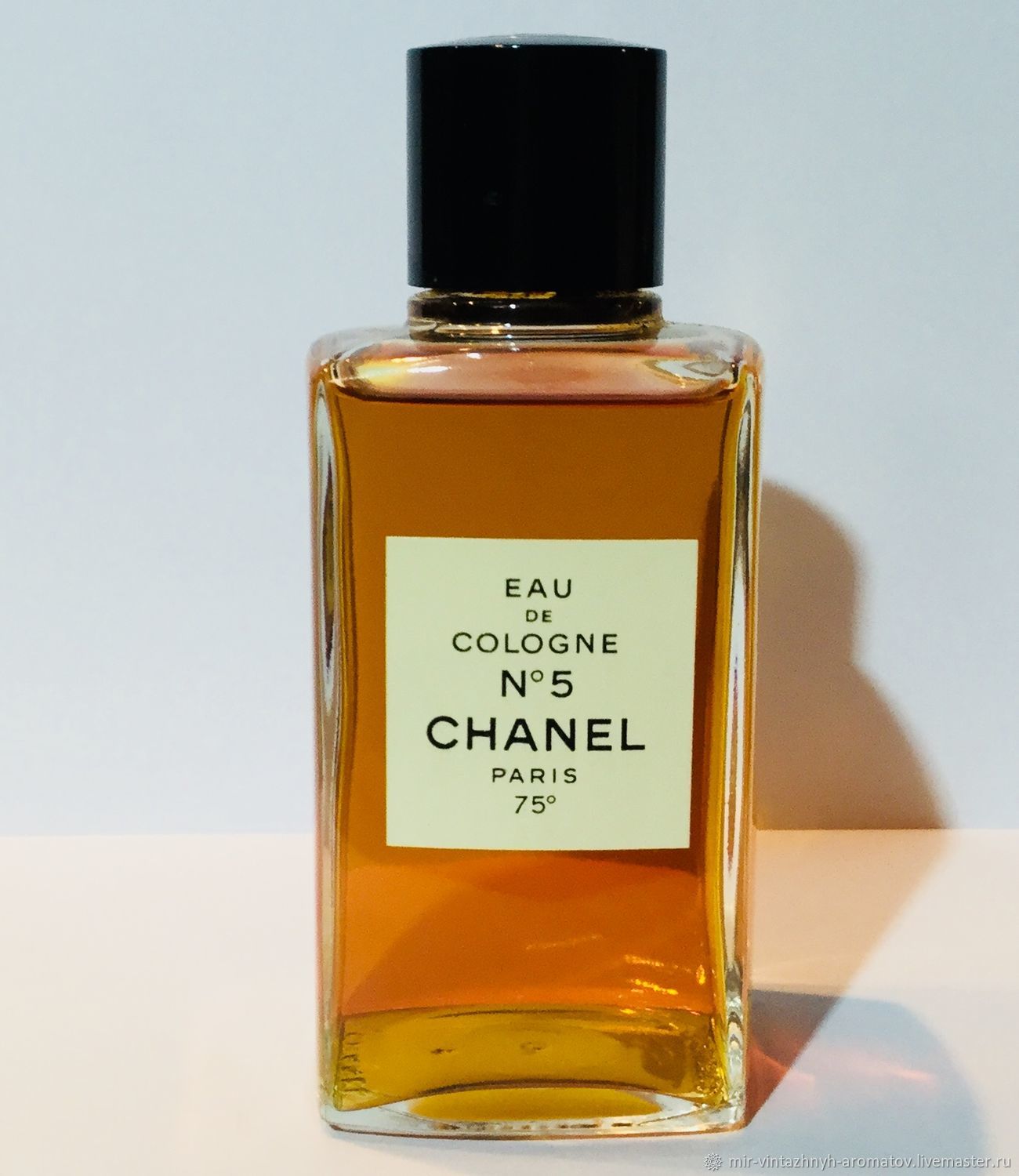 Парфюмерная отзывы. Chanel 5 Parfum. Духи Шанель номер 5. Туалетная вода Шанель номер 5. Шанель номер 5 духи женские.