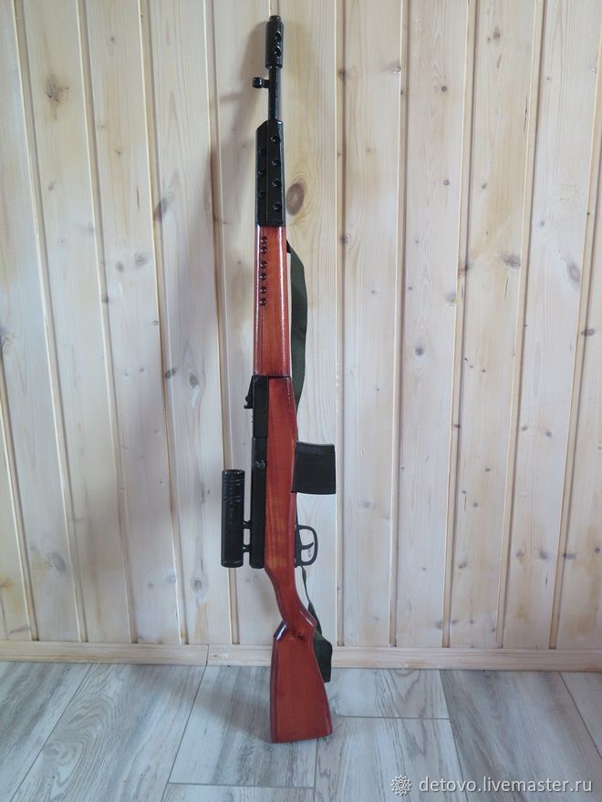 Деревянная игрушечная снайперская винтовка из дерева в руках | Премиум Фото