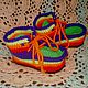 Вязаные крючком детские ботиночки-пинетки из акрила `Радуга` на резиновой подошве с шнурками.