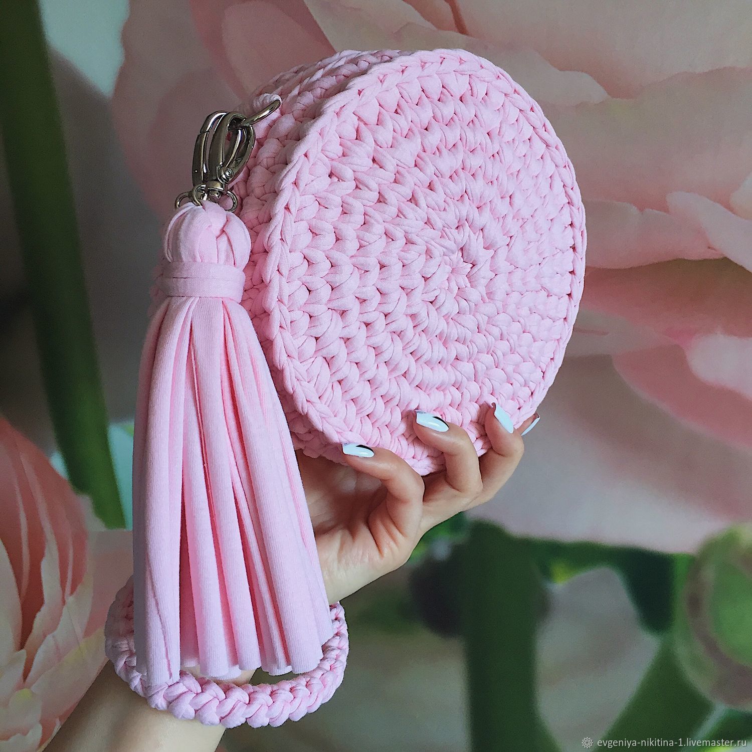 Круглая сумка из трикотажной пряжи розовая