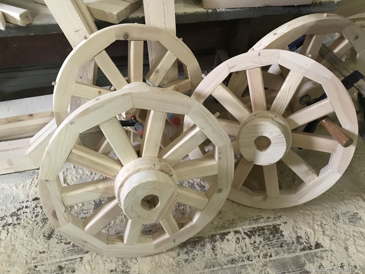 Деревянные колеса для телеги. Деревянное колесо. Колесо от телеги. Колесо от телеги деревянное. Колесо деревянное декоративное.