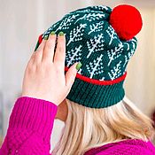 Вязаная лыжная шапка с помпоном "Ёлки зеленые"