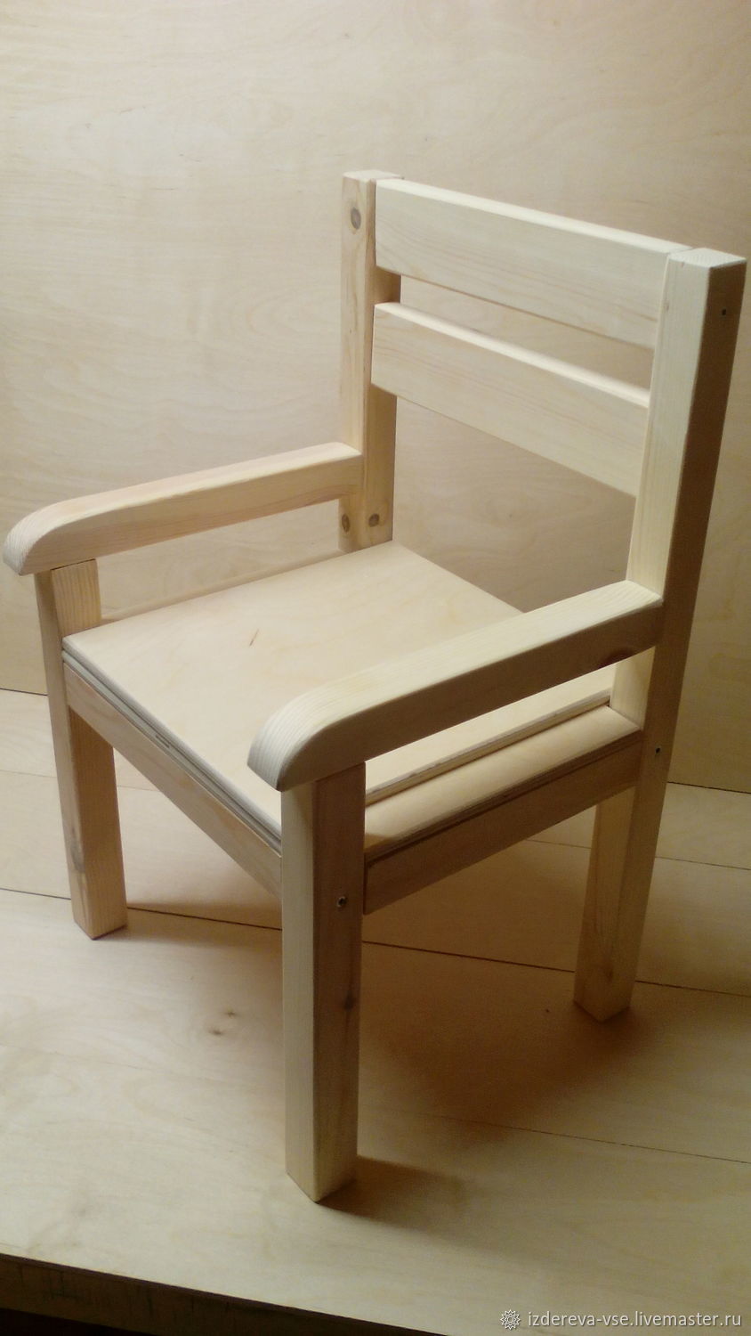 Детский деревянный стульчик с подлокотниками