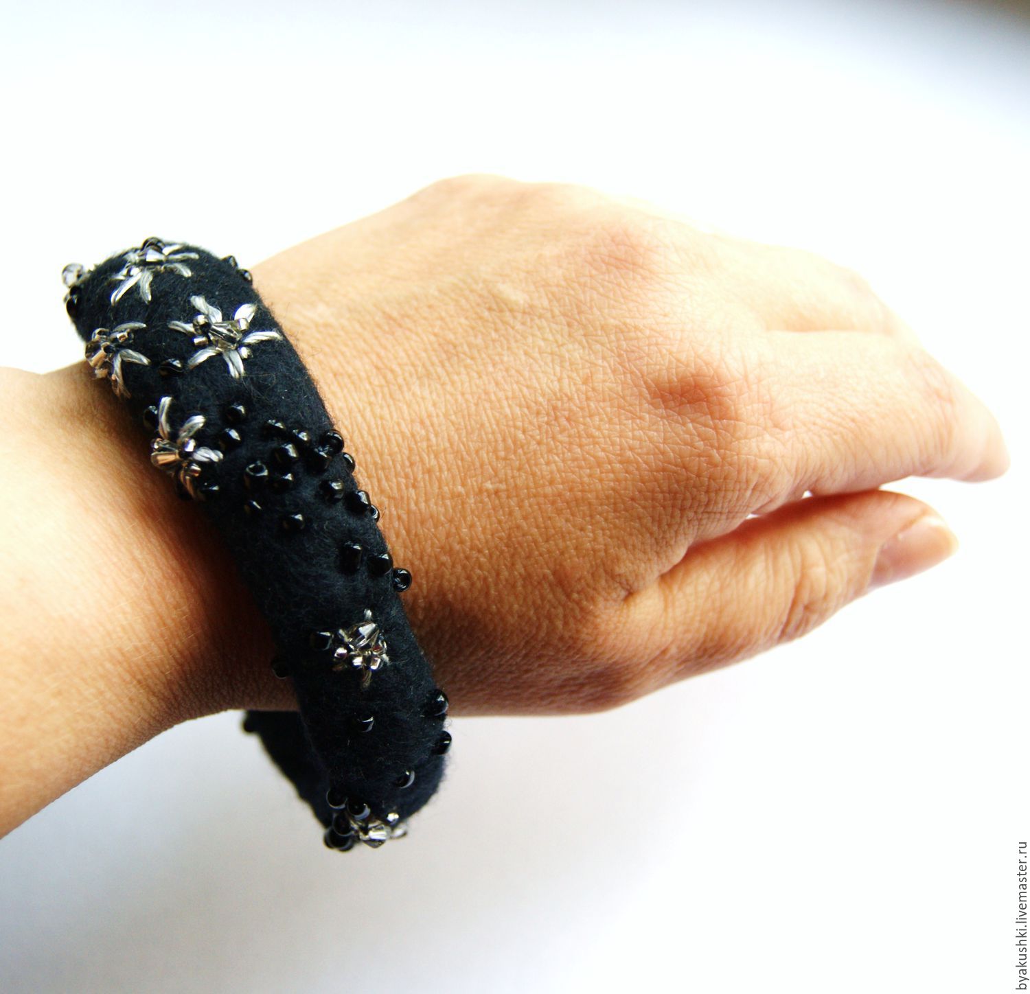 браслет "Звездный эдельвейс" черный войлок с вышивкой