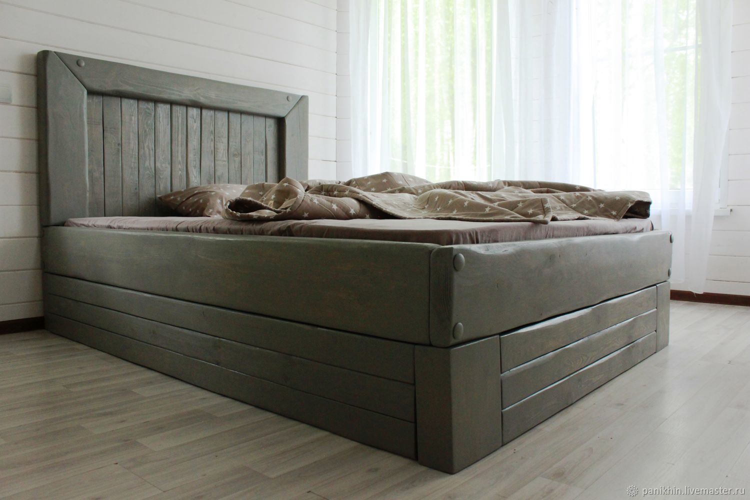 Двуспальная кровать из массива с ящиками