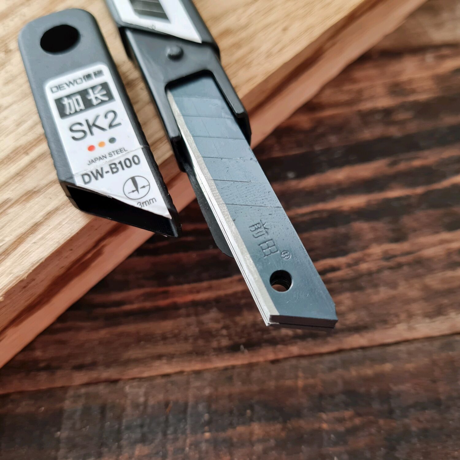 Сменные сегментные лезвия для канцелярского ножа шириной 9 мм  в .