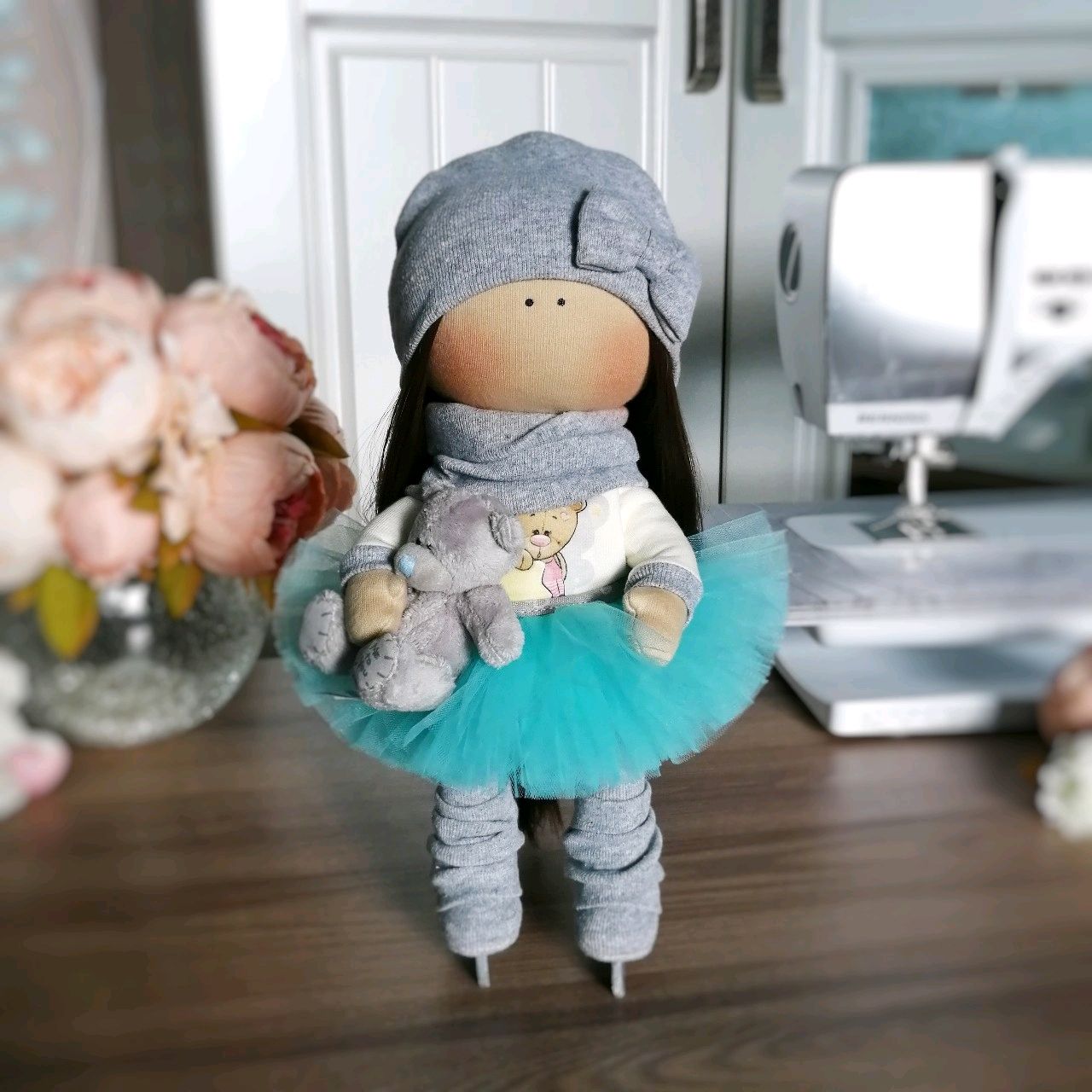 Кукла фигуристка на коньках