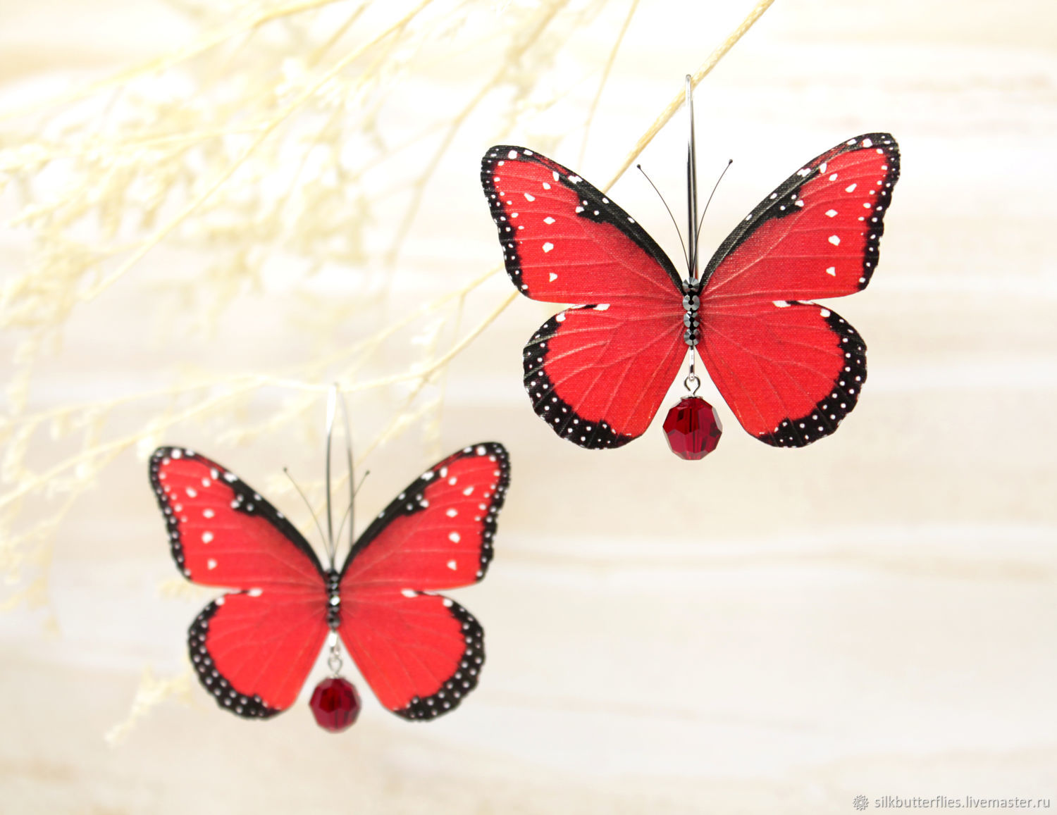 Красные бабочки в одежде