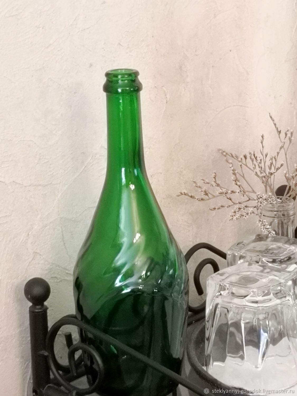 Бутылки зеленого цвета. Бутылка зеленая стеклянная. В бутылке зеленый. Бутылка из зеленого стекла. Зеленое бутылочное стекло.