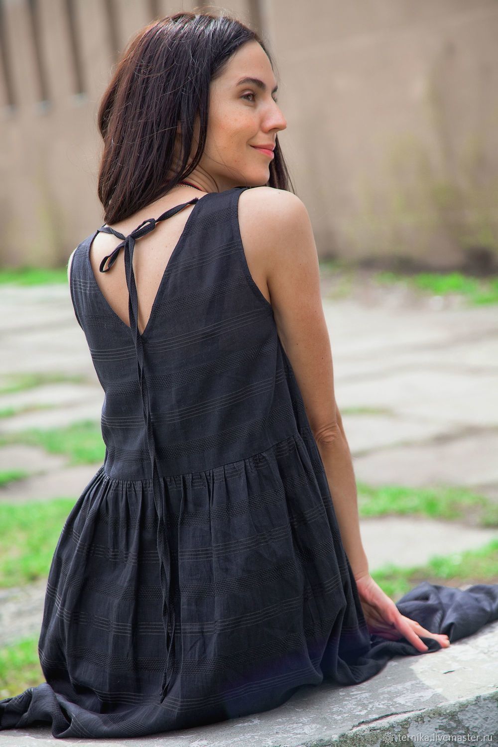 Платье из черной ткани