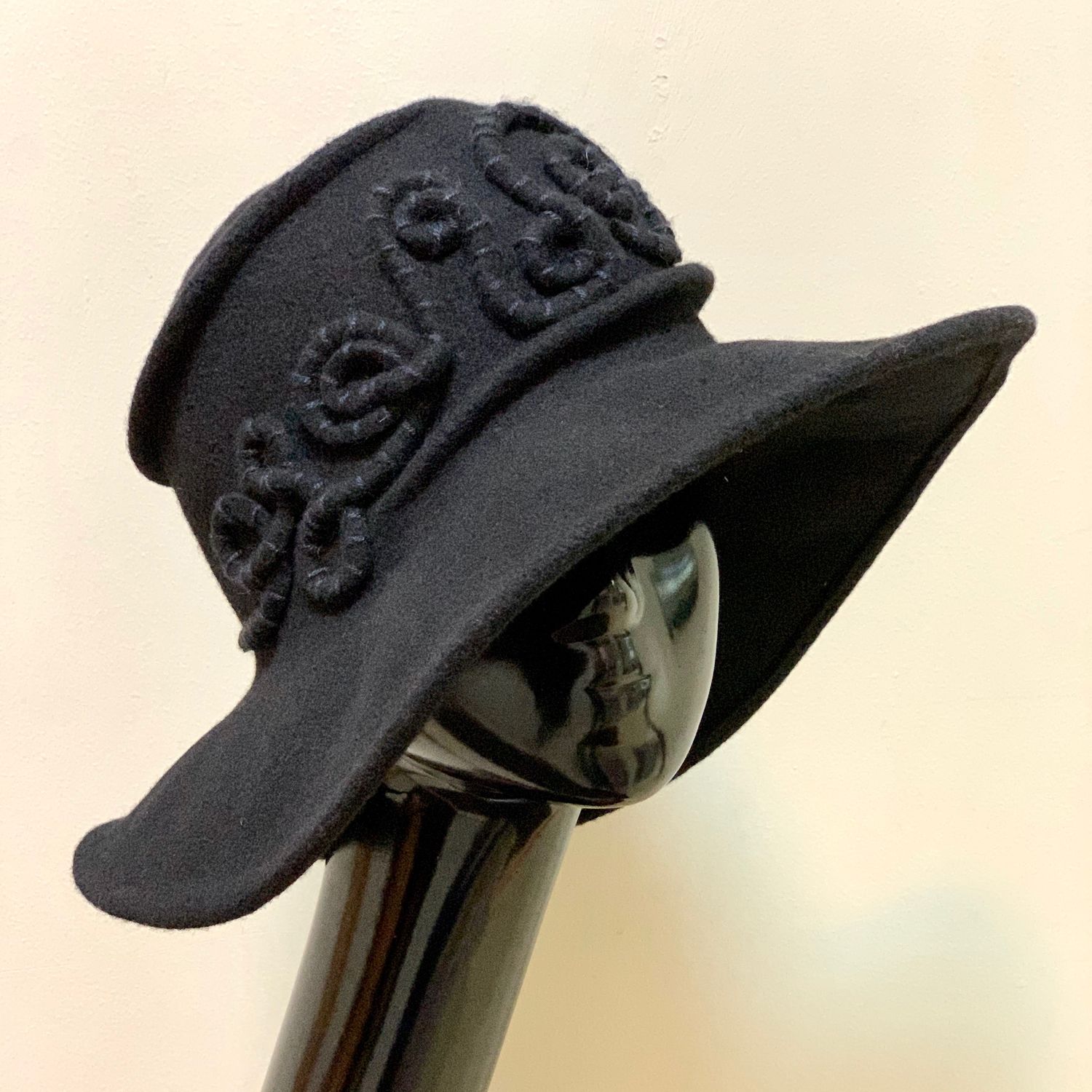 Шляпа санкт петербург. Шляпка менингитка купить. Шляпа кэтрин. Покрасить фетровую шляпу в домашних условиях. Красные шляпы фетровая большая.