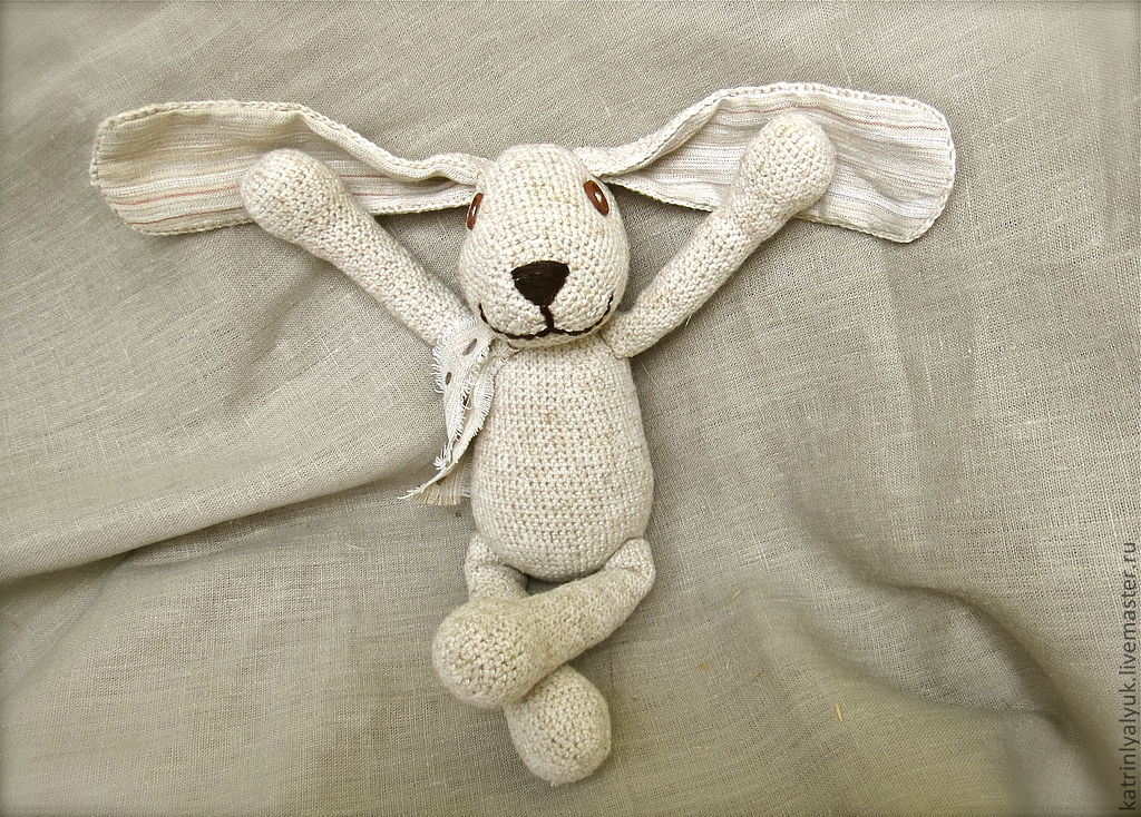 Связать длинные уши зайцу. Вязаный заяц. Мягкая игрушка заяц с длинными ушами. Мягкая игрушка заяц в свитере. Вязаная игрушка заяц.