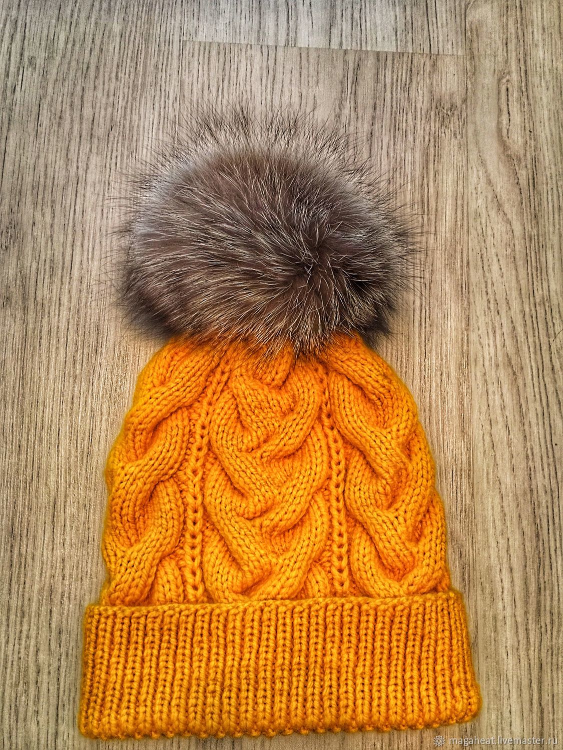 Вязаные шапки с бумбоном и отворотом. Шапка guinness с помпоном. Синяя шапка с помпоном. Шапка с отворотом и помпоном. Шапка с отворотом и помпоном.