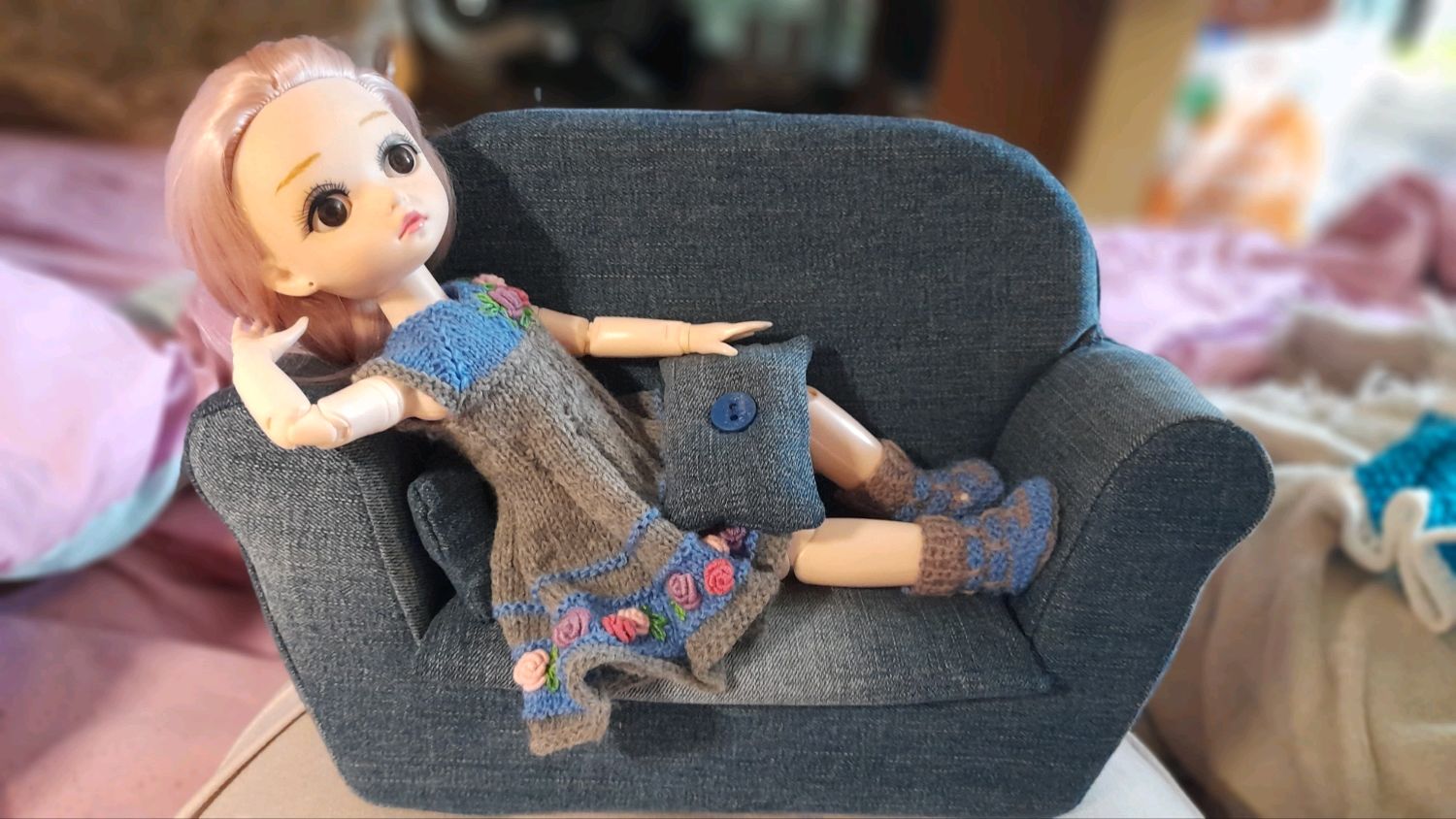Вязаный диван для кукол