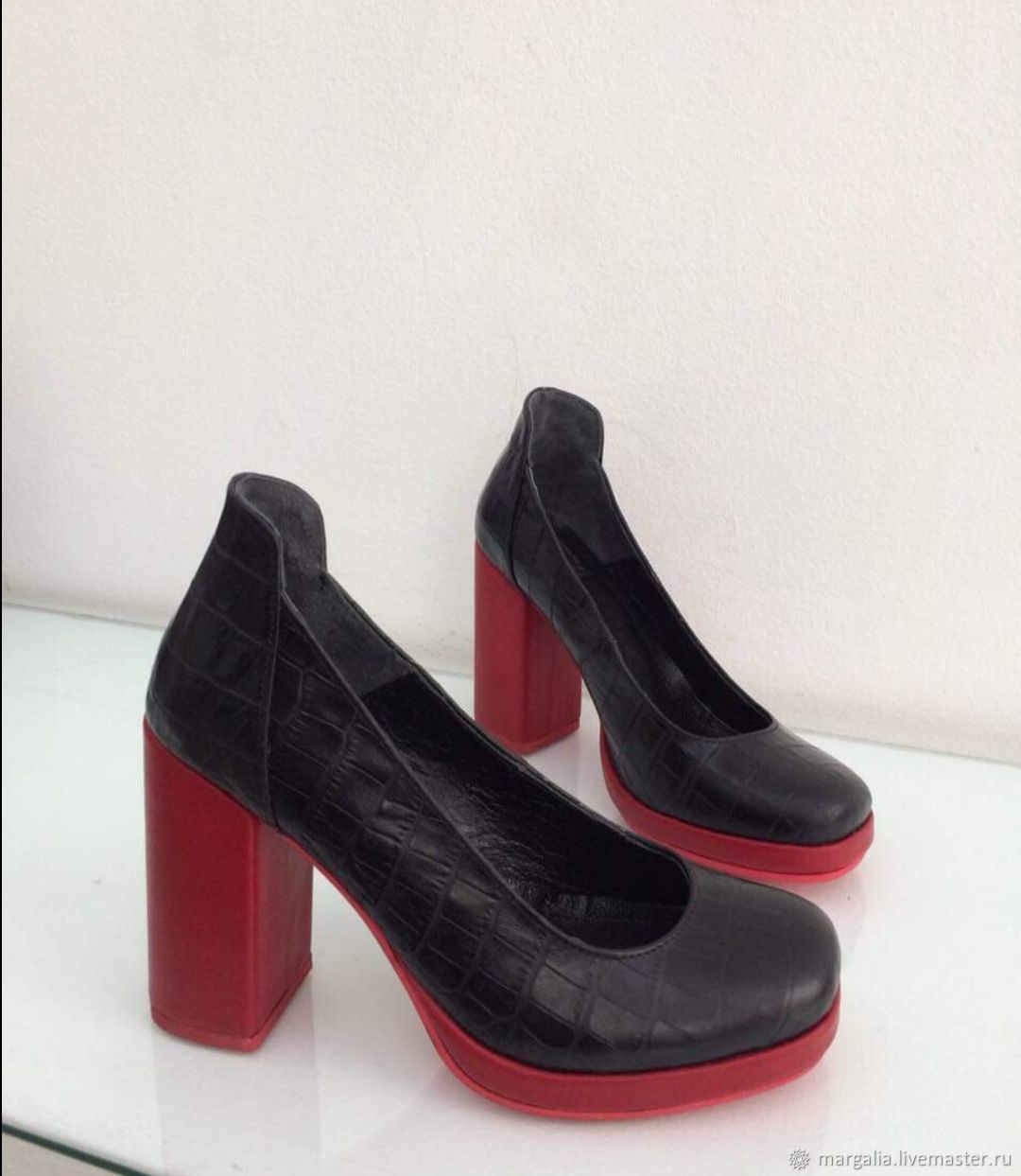 Ботинки с красной подошвой. Туфли Balizza Donna с красной подошвой. Баскони черные туфли с красной подошвой. Сапоги с красной подошвой. Черные туфли с красной подошвой.