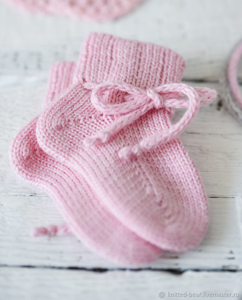 Вязание носочков новорожденному. Вязаные носочки для новорожденных. Детские носки спицами для новорожденных. Носки для новорожденных спицами. Носочки,пинеточки,для новорожденных девочек.