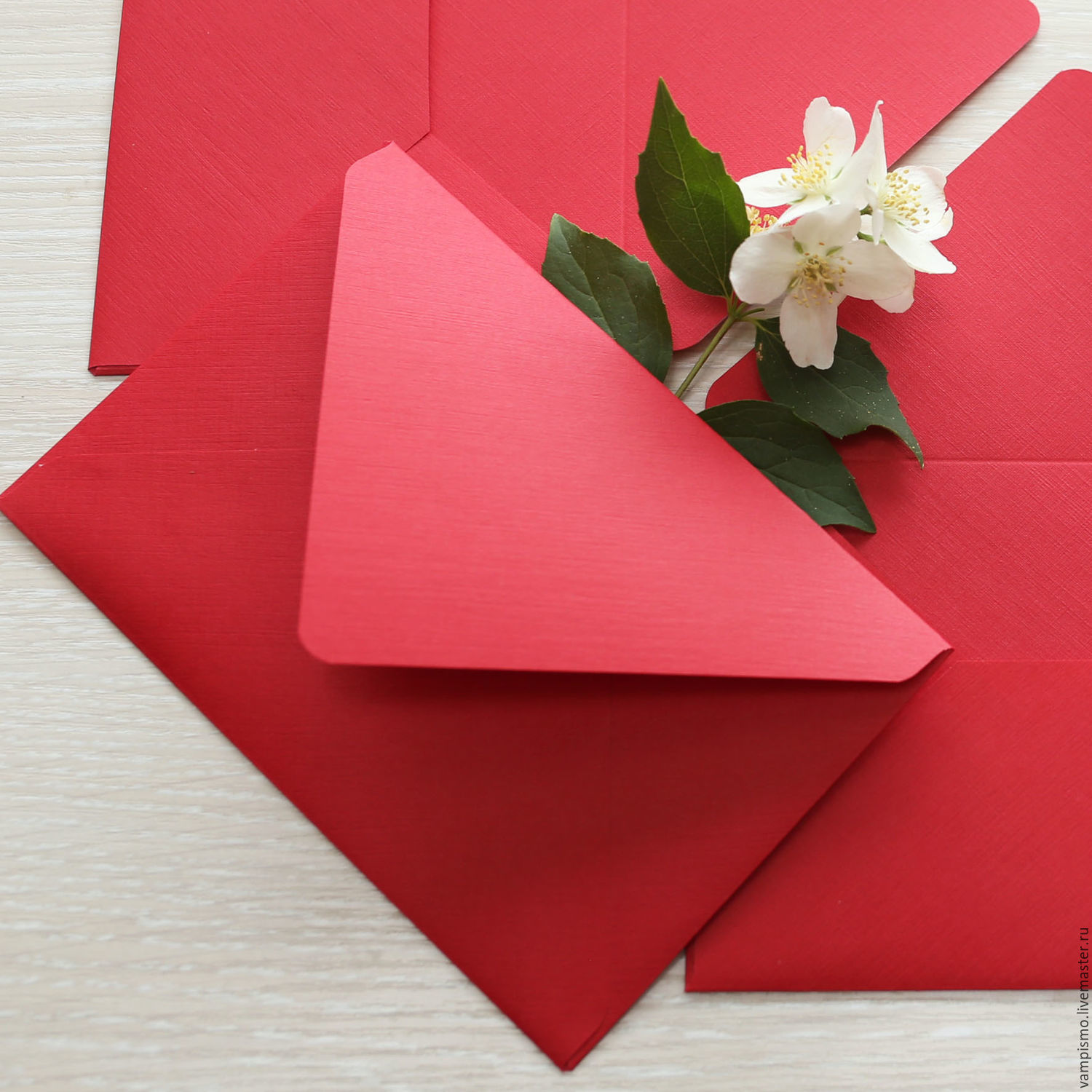 Самодельная красная. Красивый конверт. Конверт из бумаги. Необычные конверты. Конверт из цветной бумаги.