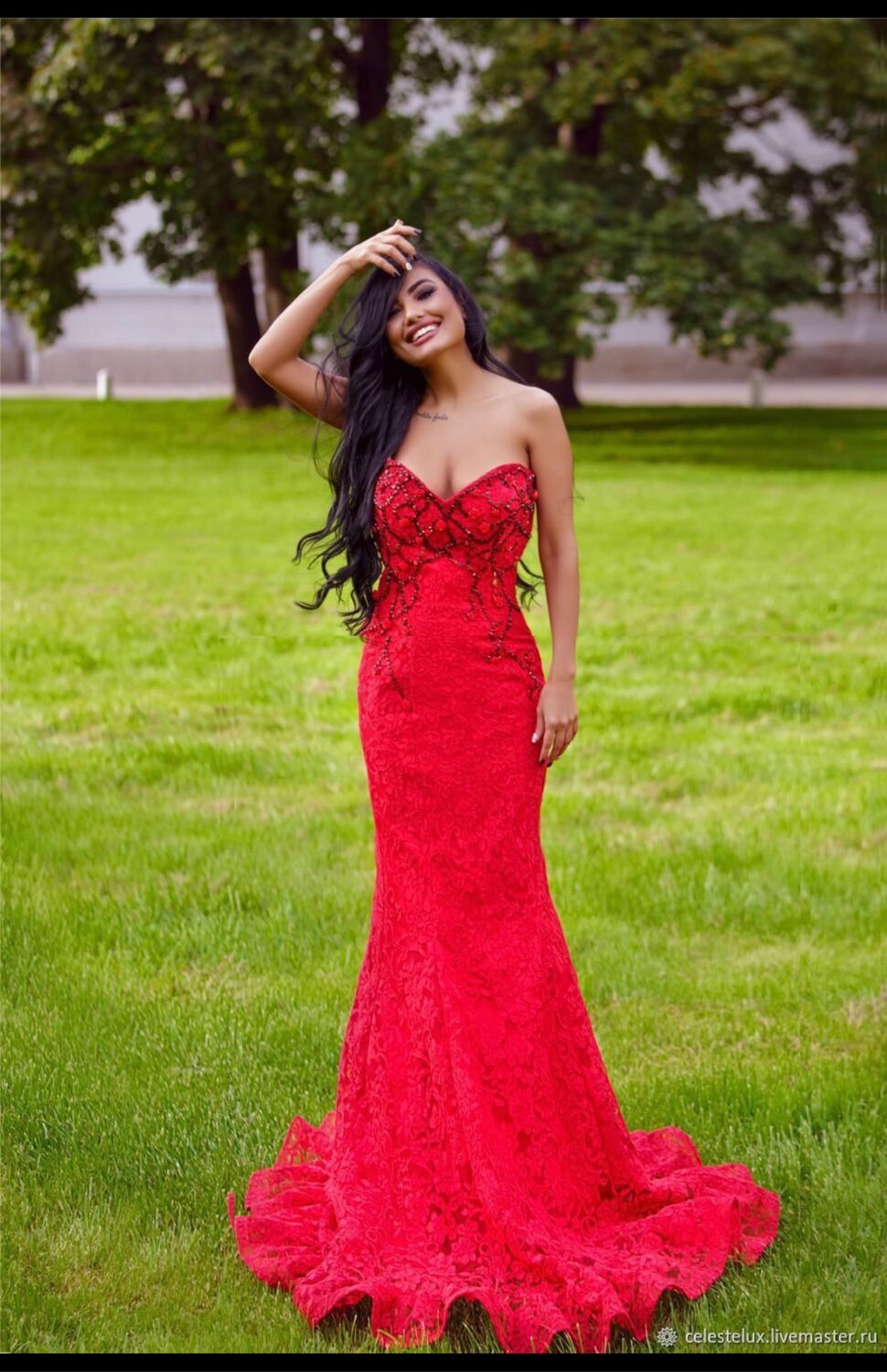 Красное платье в камнях