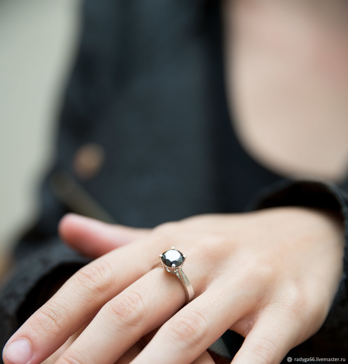 Кольцо с  сертифицированным черным бриллиантом
