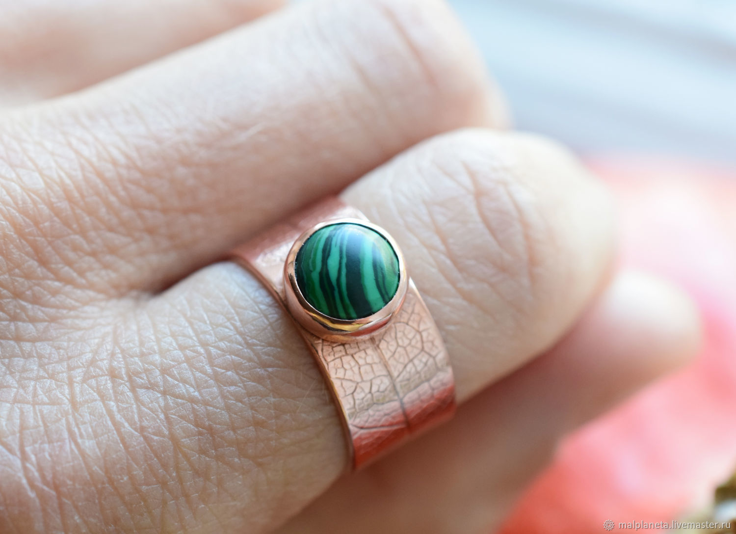 Медное кольцо с прожилками листа и малахитом, необычное женское кольцо ...