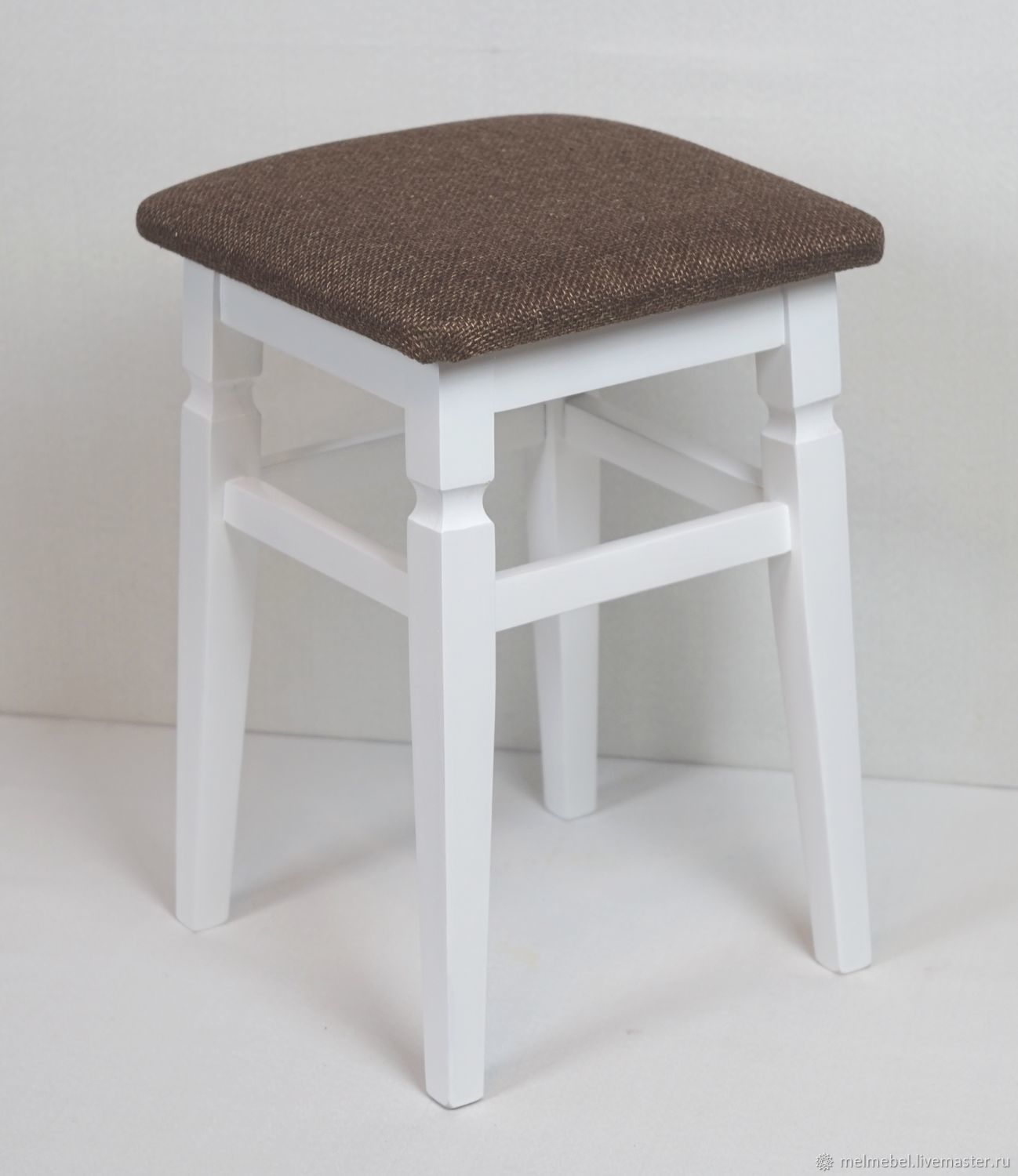 табуретка деревянная. табуретка металлическая с мягким сиденьем. табурет цветной. винтажный табурет. табурет с меховой сидушкой.