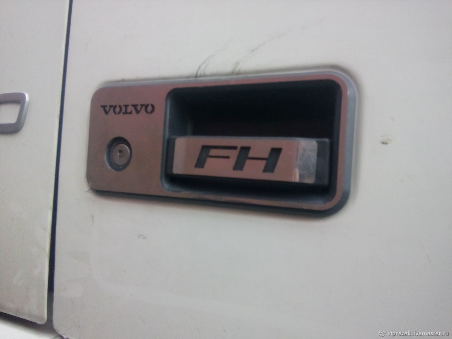Дверь volvo fh. Накладка на ручку двери Volvo FH. Накладки на дверные ручки Volvo FH 4. Ручка открывания двери Вольво тягач. Накладка на дверь Volvo FH правая.