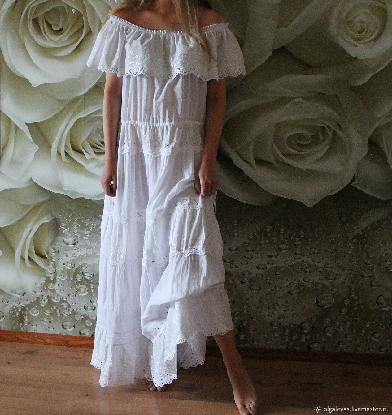 Белое длинное платье с принтом в стиле бохо
