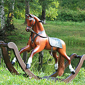 Лошадка качалка деревянная (изабелловой масти) на дугах
