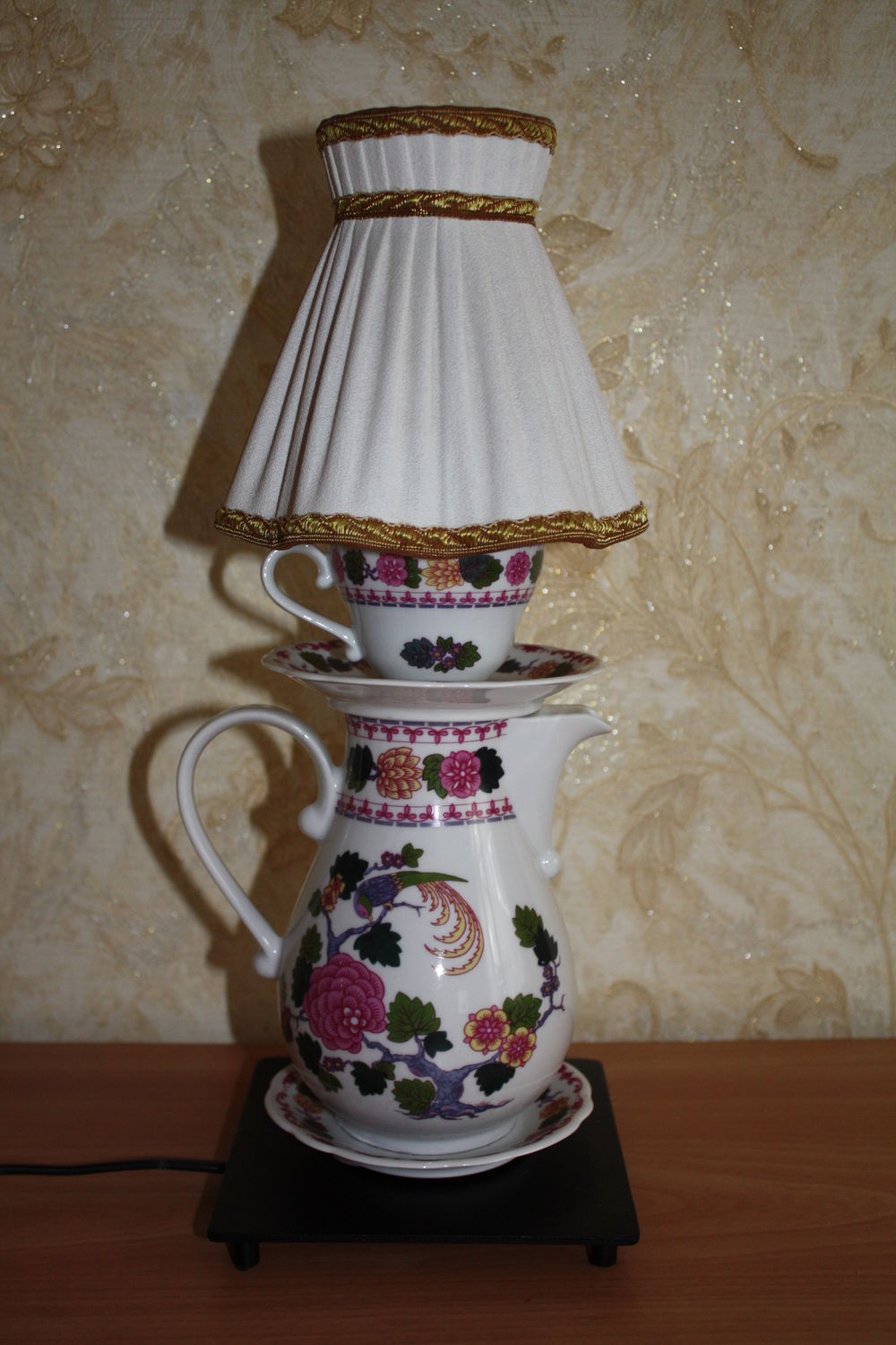 Лампа из чашек.