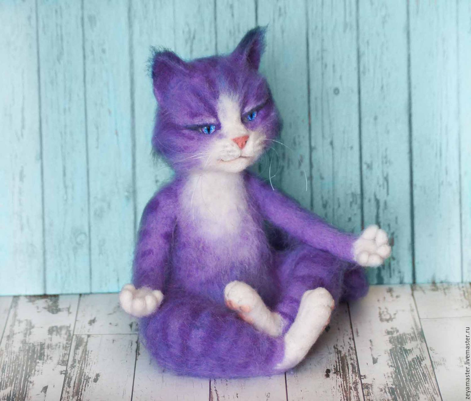 Фиолетовый кот видео. Фиолетовая кошка. Валяная фиолетовая игрушка из шерсти. Фиолетовый котенок. Валяние из шерсти игрушки фиолетовые.