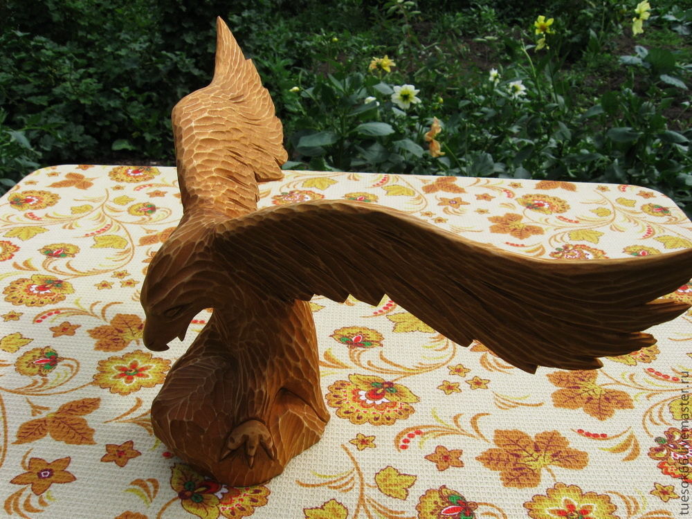 Ручной орел купить. Орел из дерева. Статуэтка орла из дерева. Деревянный Орел СССР. Орел из дерева резьба.