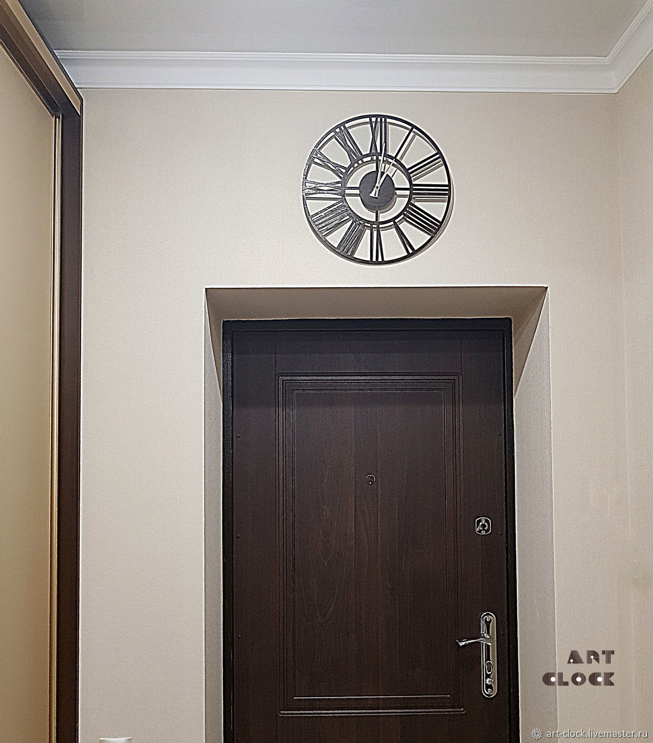 Часы настенные в коридор