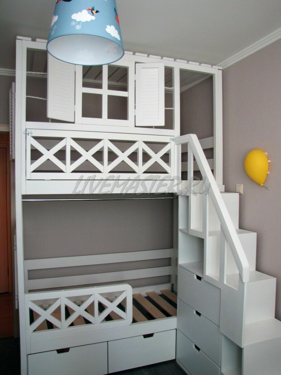 Кровать двухъярусная с комодом лестницей из массива