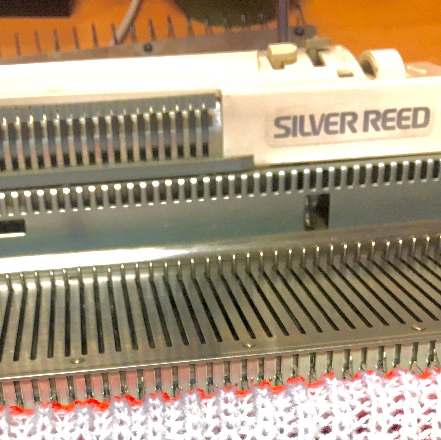 Сильвер рид. Silver Reed sk 280. Вязальная машина Silver Reed sk280/srp60n. Жаккард на двухфонтурной машине Сильвер Рид 840 60 с сменником цвета. Игла для Silver Reed srp60n.