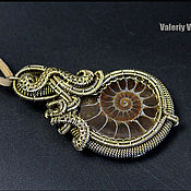 Pendant made of wire and natural stone