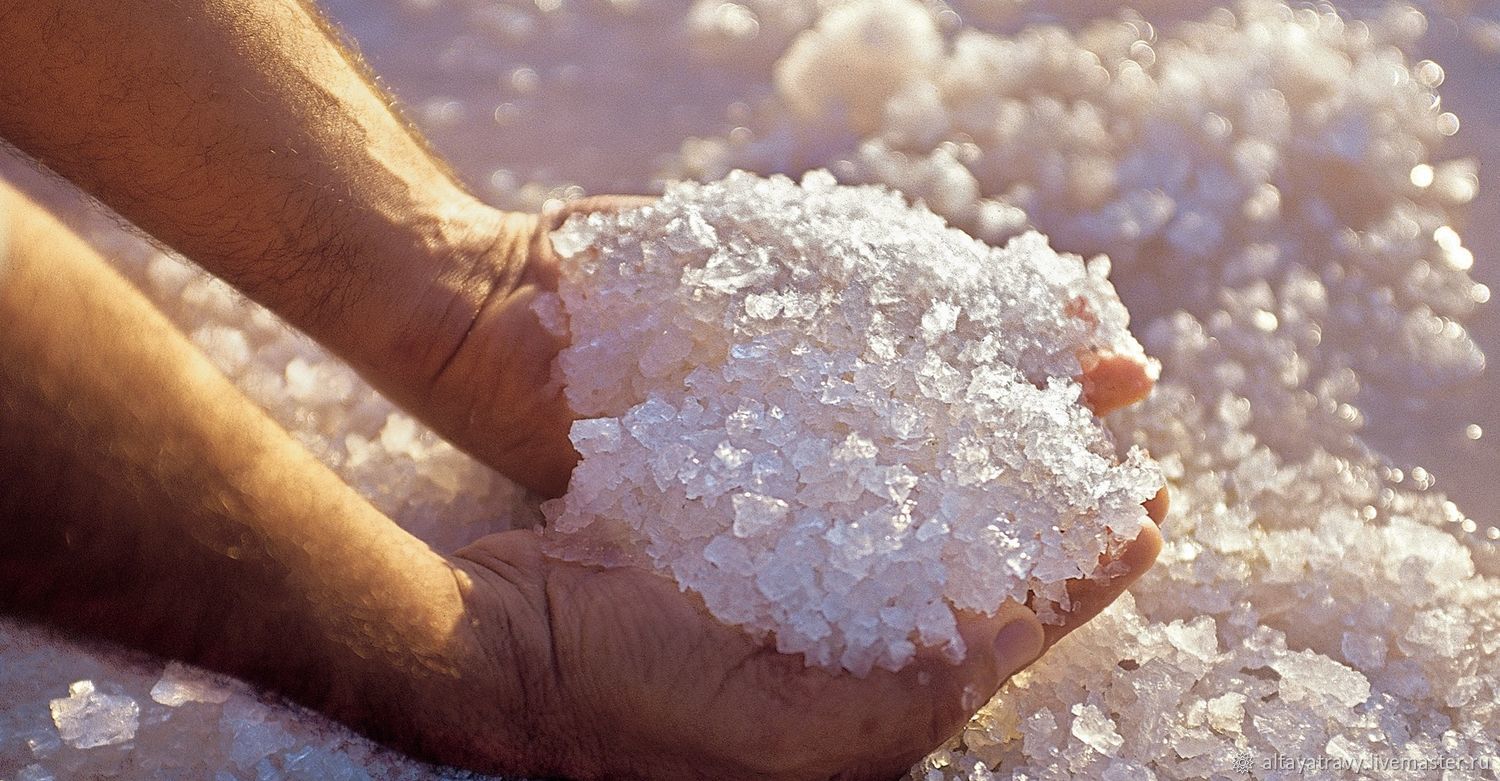 Природная минеральная соль. Минеральные соли. Соль в руках. Природная соль. Озеро Яровое соль.