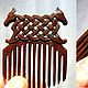Гребень с полукруглыми зубцами. Имеет красноватый оттенок. Высота 9  см.