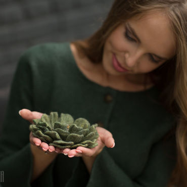 Украшения ручной работы. Ярмарка Мастеров - ручная работа Валяная брошь «Изумрудный цветок». Handmade.