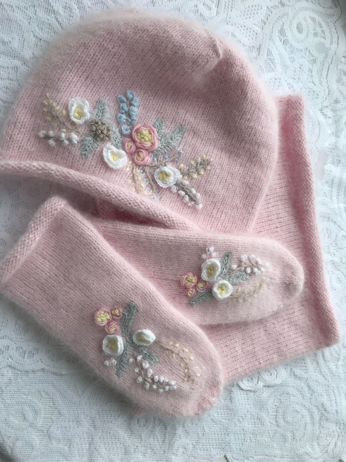 Комплект из шапки шарфа и варежек. Шапка и варежки из ангоры. Шапки вязанные зимние женские. Белая шапка из ангоры. Шапка и варежки из ангоры.