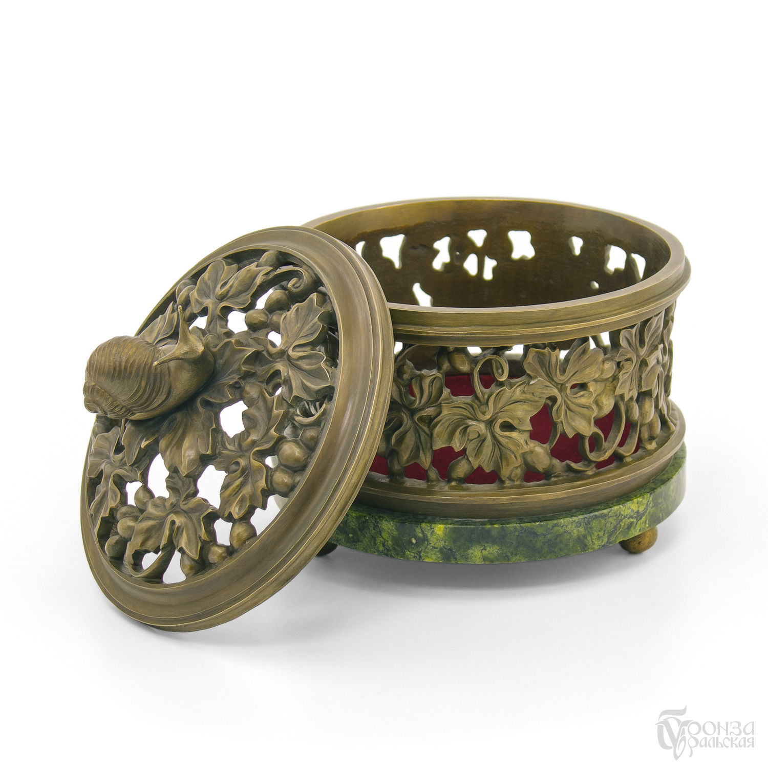 изделия из ивовых прутьев. плетеная посуда. оникс виноградная гроздь. сундучок плетеный из бумажной лозы. бронзовая шкатулка.