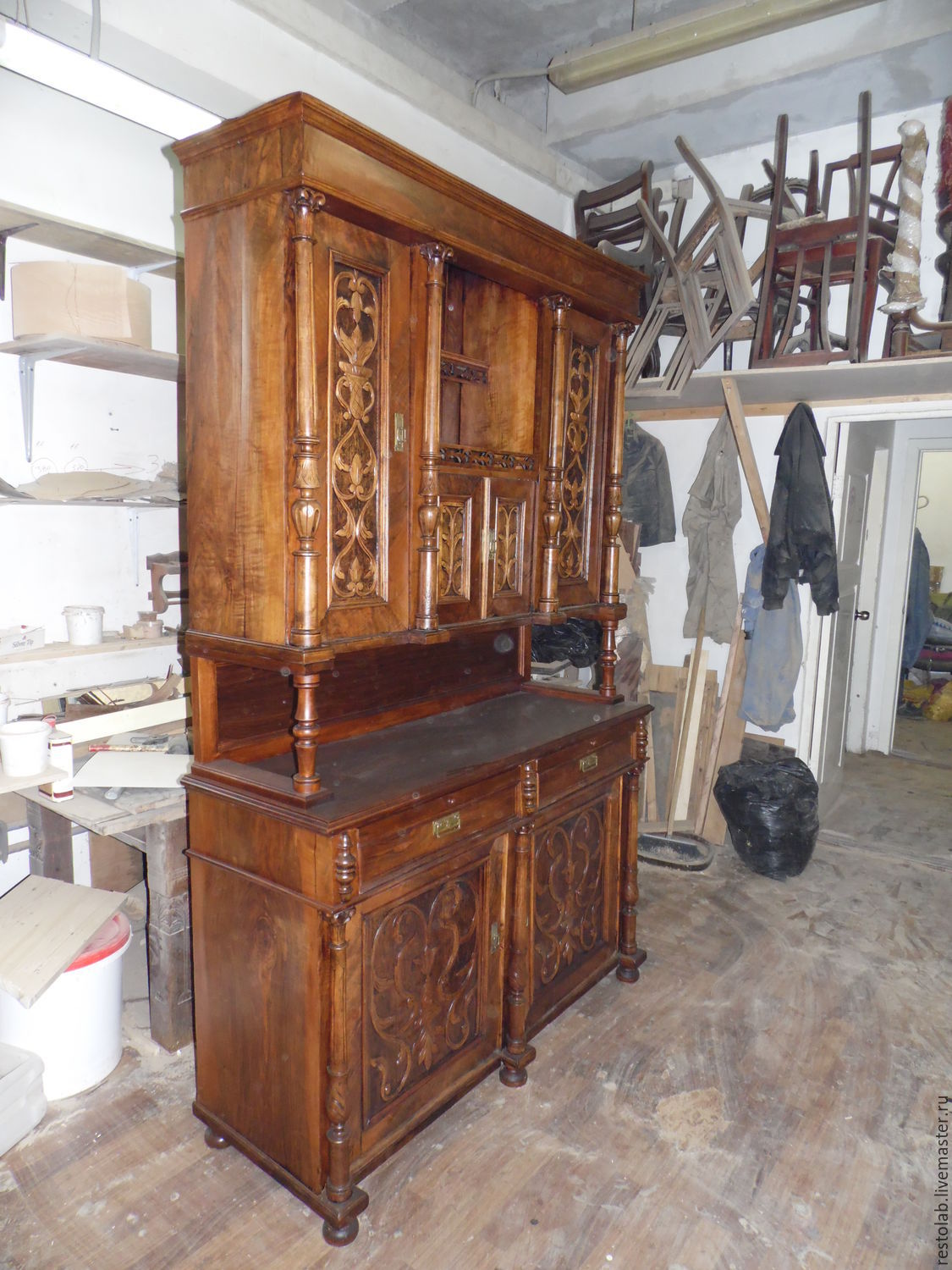 Реставрация мебели купить. Старая мебель. Старая деревянная мебель. Антикварная мебель. Антикварный буфет.