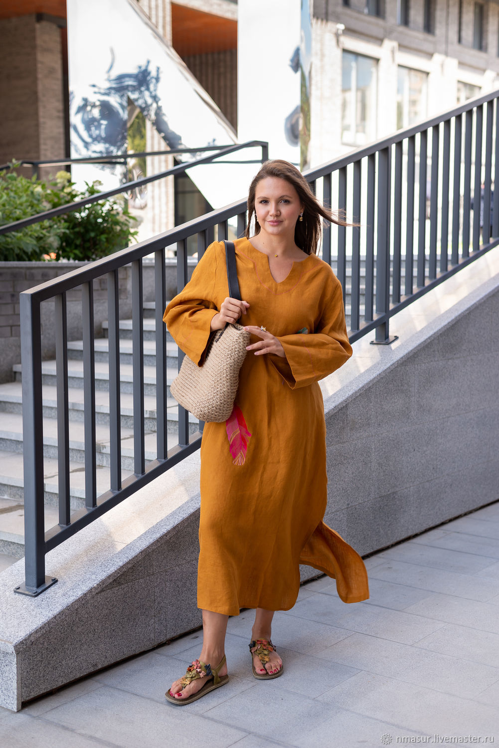 Льняное платье в пол с вышивкой "Перья" горчичное купить в интернет-магазине Ярмарка Мастеров по цене 10200 ₽ – SNMH6RU