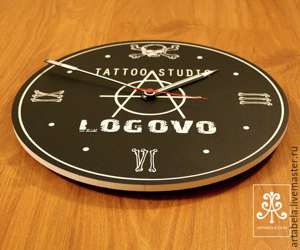 Часы с логотипом на заказ. Настольные часы из акрила. Часы логотип. Часы талант упаковка. Часы сувенирные настенные.