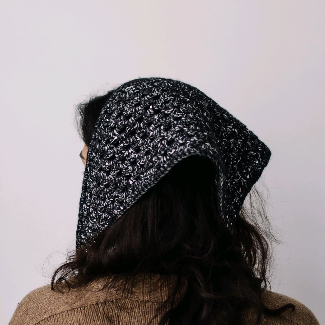 Косынка с пайетками Olly вязаная черная в интернет-магазине Ярмарка ...