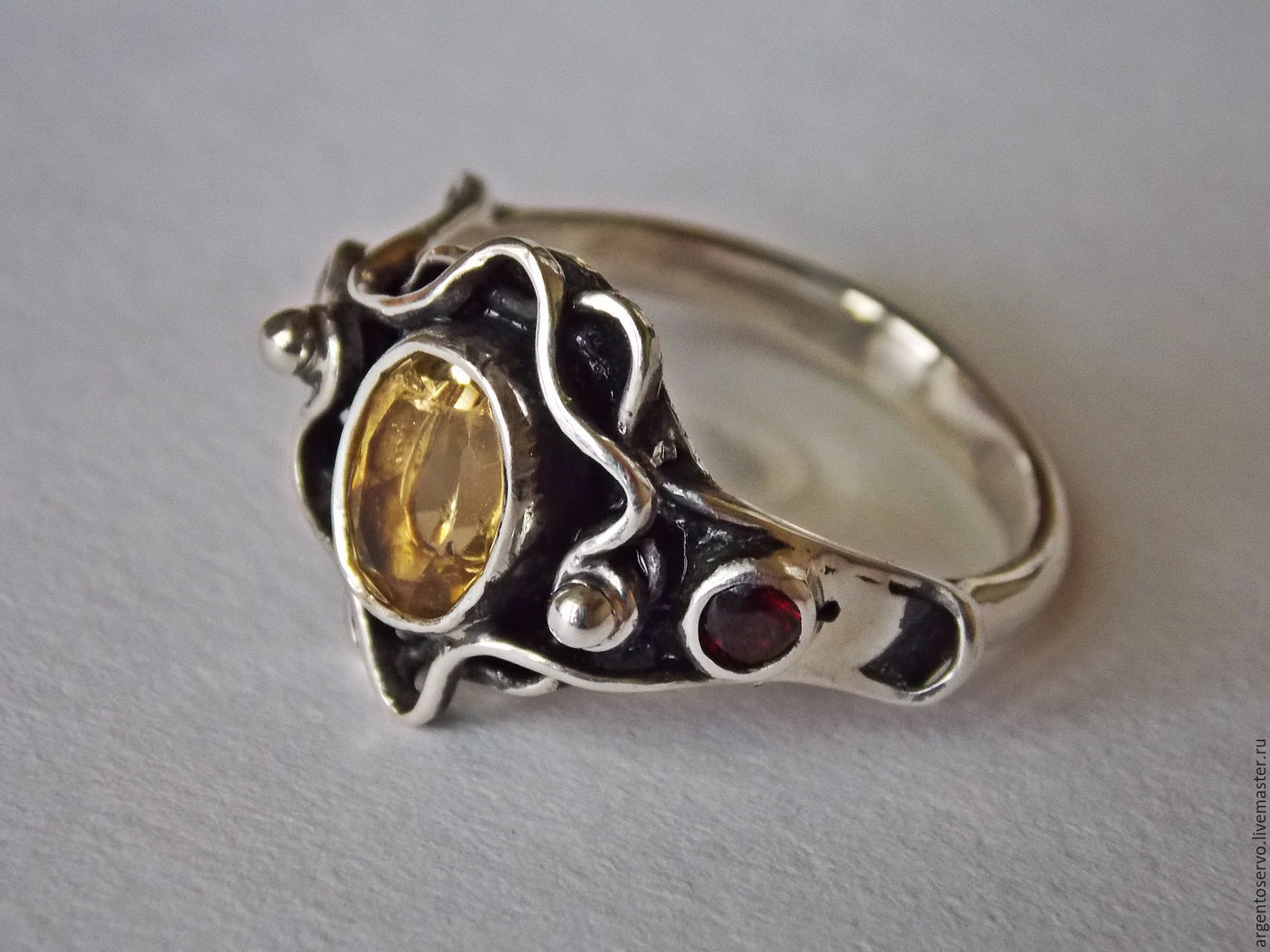 Кольцо `Прикосновение утра` с гранатами и цитрином в серебре