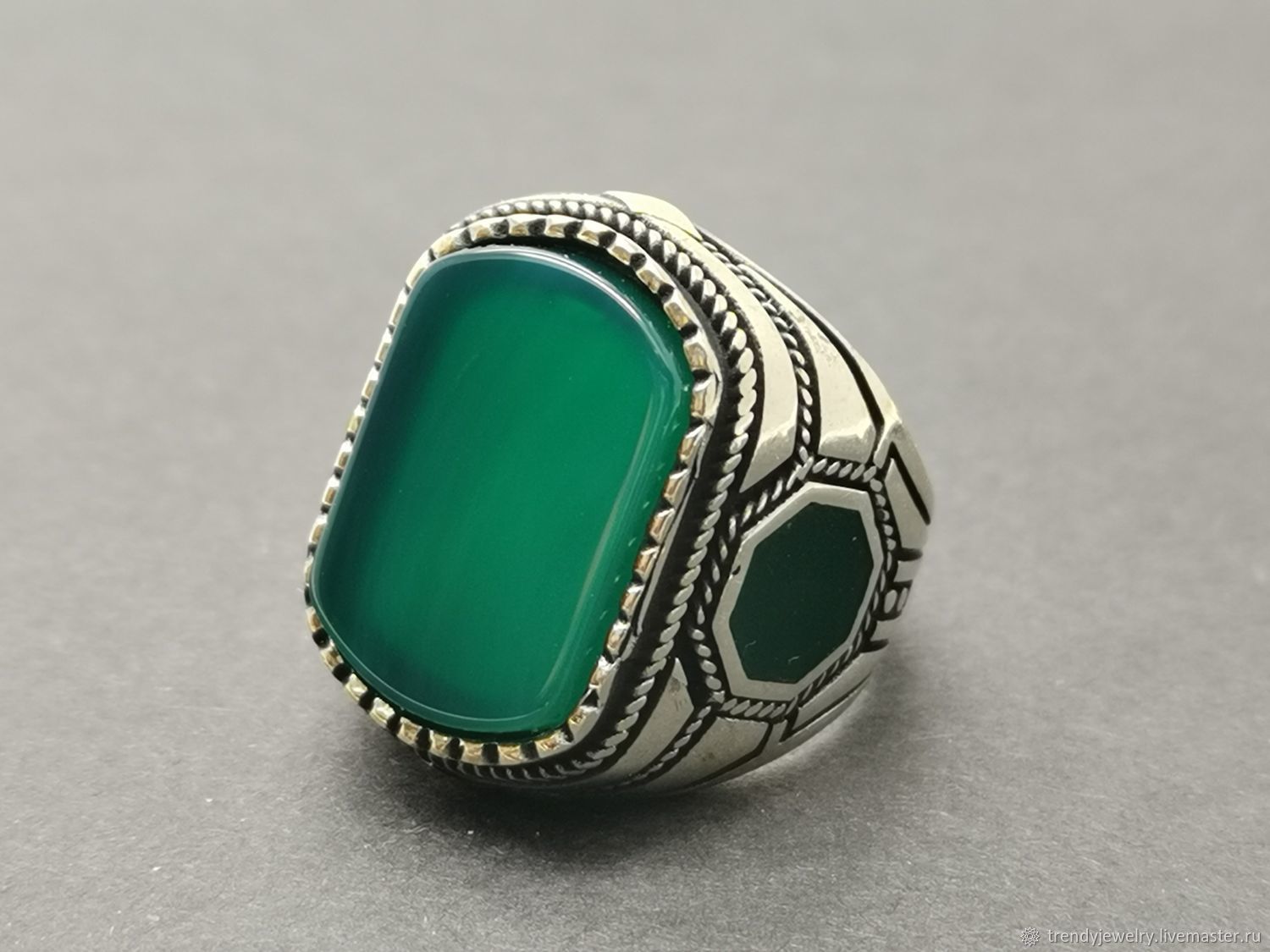 Перстень с зеленым камнем мужской