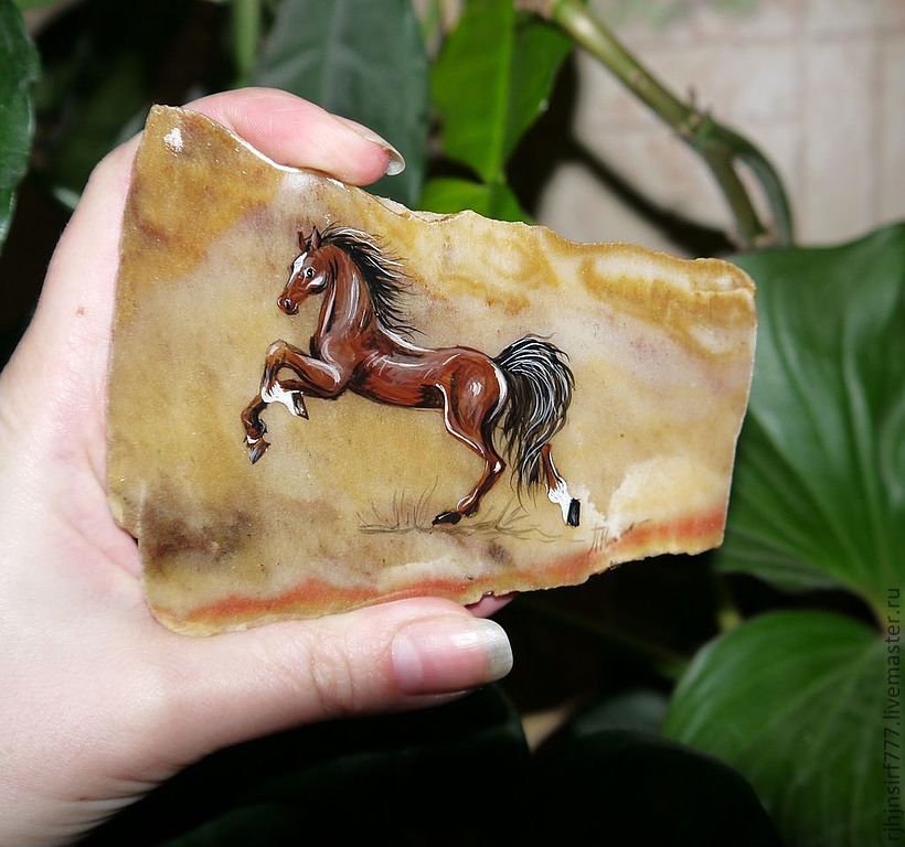 Год лошади камни. Авторские сувениры лошадки. Дорогие сувениры лошадь. Сувенир "год лошади". Лошадь на Камне.